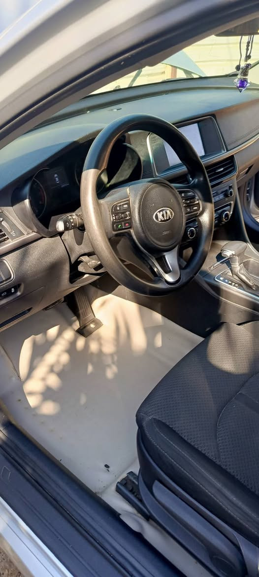 السياره موجوده ... بالبصرة..
اوبتيما 2018 شمالية اربيل الدولي القديم 
سنوية منتهيه من الشهر العاشر 
المواصفات المعروفه FEوارد امريكي GDI
تخم تاير جديد
تبريد جيد
تحكم + كامره دواره+وضعيه قيادة السيارة ايكو سبورت عادي
(الضرر) فقط بنيد. مداكر مفتوحه ومرجعيهن 
 
السعر  اتصل او واتساب 
غير متواجد على الفيس بوك 
***********
