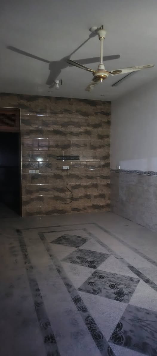 دار حديث للايجار المساحه ٢١٠ متر يحتوي على ٣ نوم وصاله ومطبخ وهول عدد ٢ وخدمات طابقين وكراج وحدائق 
الموقع الدوره قرب سوق الاثوريين
للاستفسار الاتصال على الارقام *********** أو ***********
