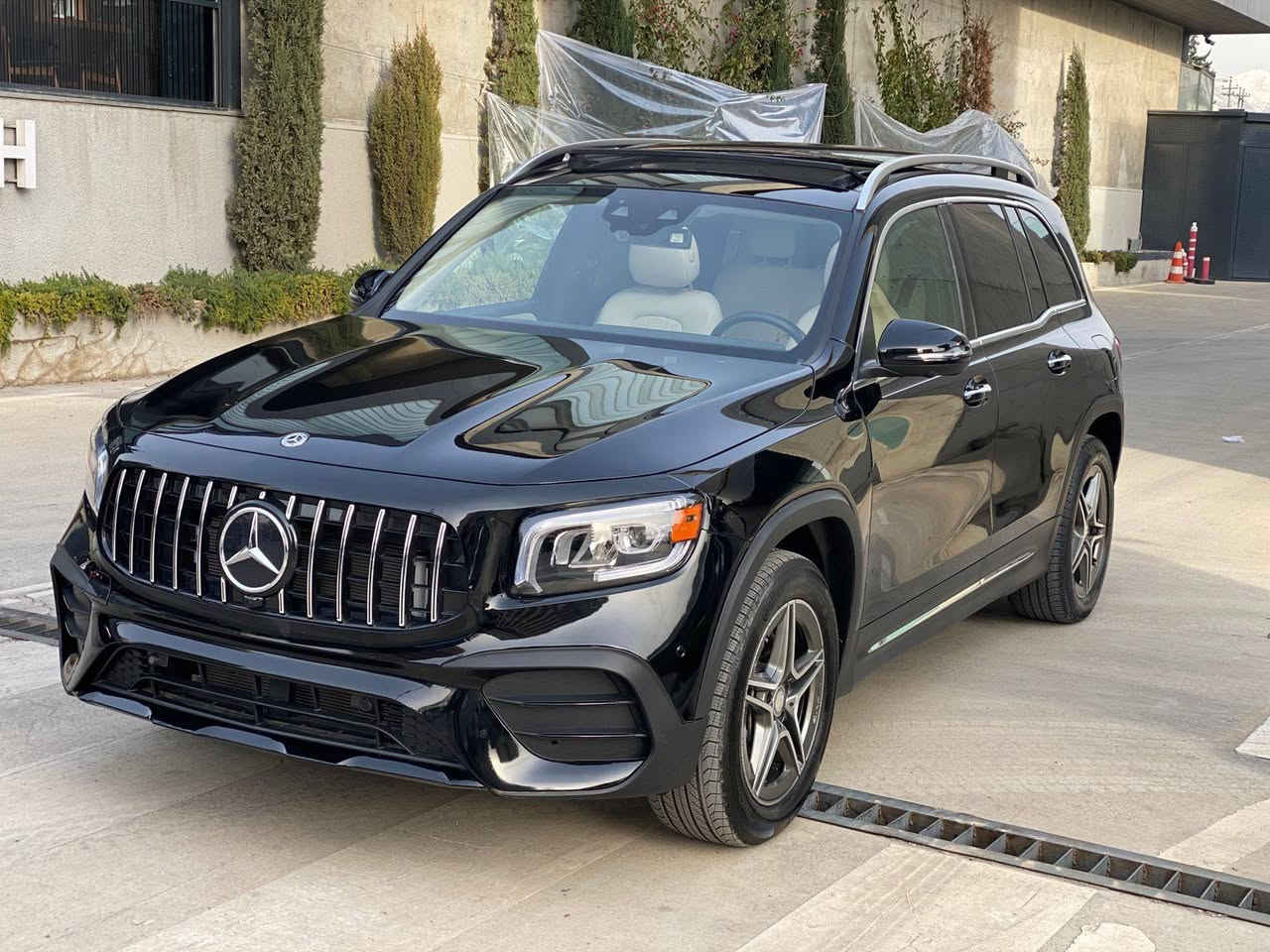 Mercedes Glb 250 v4 2023 *********** 4matic
الون اسود . مواصفات . بسمە . شاشة کبیر . کوشن کهربائی . کوشن تدفئە . 5 کامیرات . سندوق کهربائی . رادار امامی . رادار جانبی . تبرید مرکزی .  محرک 20 تیربو . بدون صبوغ . 
سعر 250$$ مکان سلیمانی
