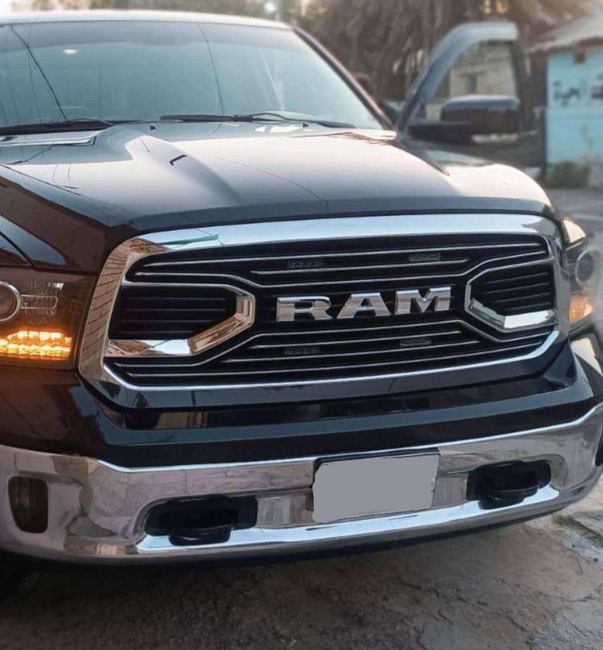 السلام عليكم
للبيع 
دوج رام فئة لارامي (laramie) موديل 2014
سيارة فول مواصفات 
فتحة ،جوبلس،جنط،مرايات شفط،كشنات خزن ، تدفئة تبريد 
فور ويل 
رقم انكليزي +سنوية جديدة 
للاستفسار الاتصال على الرقم ***********
