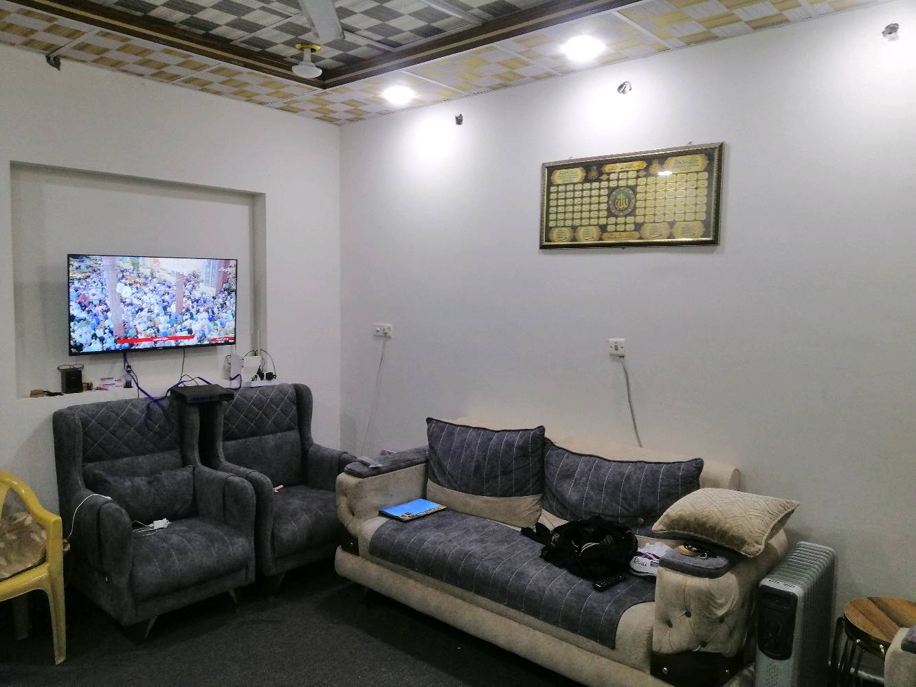 بيت للبيع في حي المهندسين المربع الذهبي ثاني فرع عن شارع الزبير البيت ٣ غرف منام واستقبال و ديوانية وحمام عدد ٢ داخلي و ١ خارجي مساحة البيت ١٦٠م والسعر المطلوب 300 قابل للتفاوض للاتصال ***********