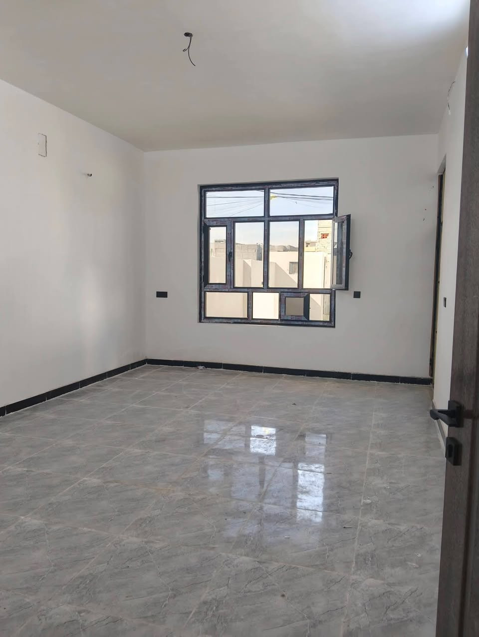 مساحه 250 متر سعره 140 وبي مجال لشراي 
العنوان منطقة الدوانم قرب لبياع ول سيديه 
طابو زراعي سند25 حق التصرف 
يحتوي علا كراج وحديقة وصاله مطبخ هول داخلي وخدمات و5غرف نوم بنا حديث ما مسكون 
*********** استفسار اتصال أو واتساب
