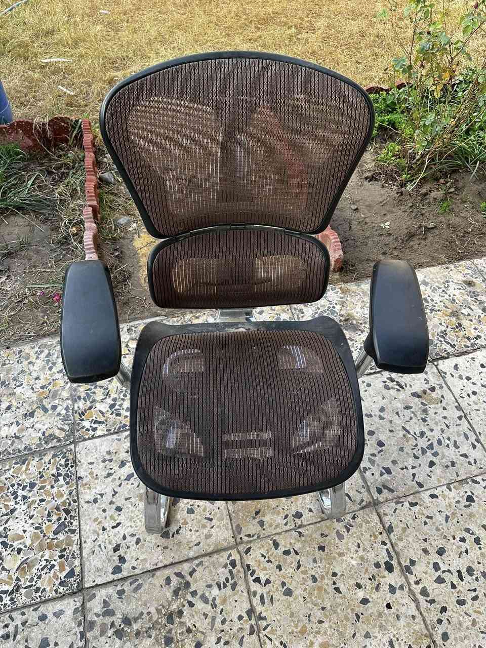 كرسي مكتبي للبيع
السعر ب٧٥ 
المكان شارع فلسطين 
***********
