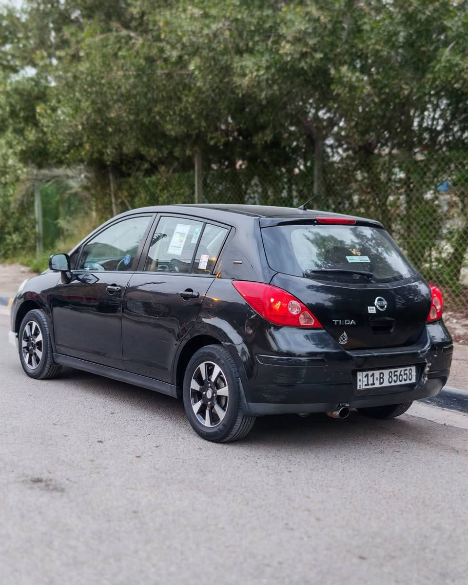 سلام عليكم فيرسا موديل 2007 
مكينه 2000 شاده جديده 
بيه صبغ جاملغ وبنيد بدون دواخل 
دوشمه عام 
تخم تاير تبريد ثلج 
صدر جديد 
نسويه جديده ورقم دولي 
العنوان حي البنوك 
***********
