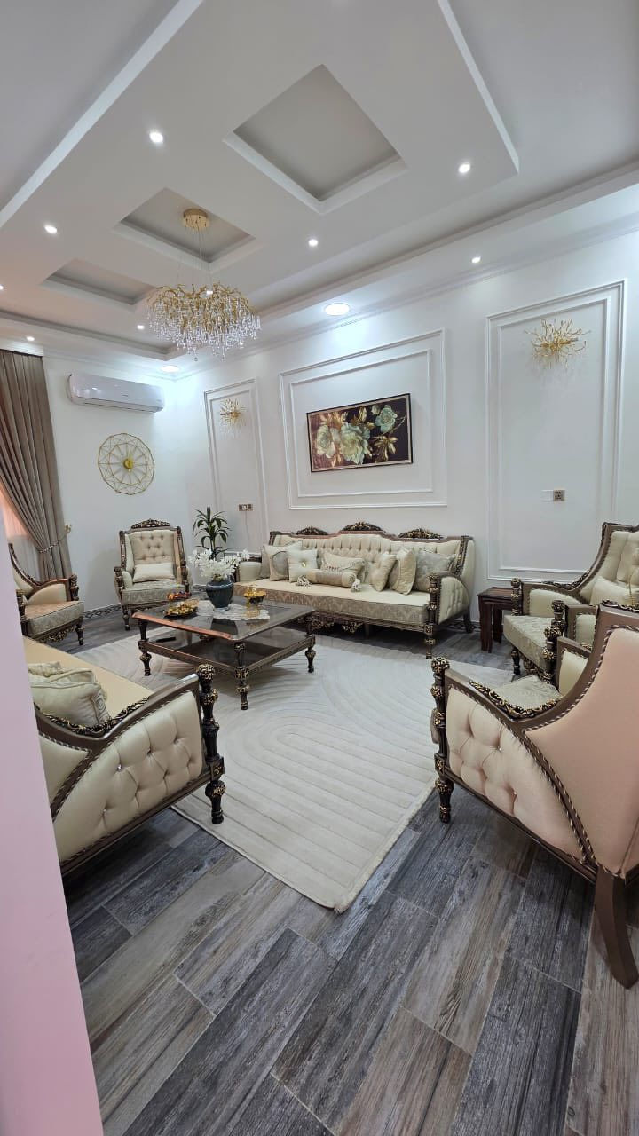 العنوان: بيت للبيع في التنومة - حي الصالحية (بناء حديث)
التفاصيل:
الموقع: البصرة - التنومة - الصالحية - شارع اللواء (بالقرب من مركز نور العراق للإنترنت).
المساحة الكلية: 200 متر مربع (الواجهة 10م × النزال 20م).
مساحة البناء: 170 متر (بناء طابوق بالكامل - سنة 2019).
التصميم الداخلي:
غرف نوم عدد (2) بمساحات واسعة (4 \times 4م و 5 \times 4م).
استقبال فخمة بمساحة (6 \times 4م).
صالة جلوس واسعة بمساحة (6 \times 5م).
مطبخ مريح بمساحة (5.5 \times 3.70م).
المرافق الخارجية: كراج سيارة (6 \times 3م) + مجموعة صحيات (المجموع 23 متر).
الخدمات: المنطقة مخدومة بالكامل (ماء، كهرباء، مدارس، مستوصف، سوق قريـب).
الشوارع: عرض الشارع 8 متر (موقع هادئ وسهل الوصول).
السعر: 165 مليون دينار عراقي (قابل للتفاوض مع المشتري الجاد).
للاستفسار والتواصل{***********
