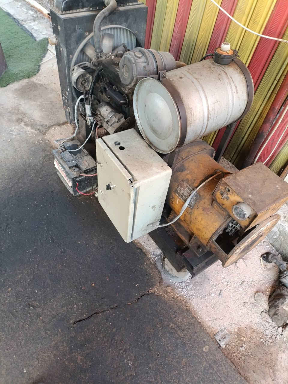 السلام عليكم ورحمه الله وبركاته مولدة للبيع نوع المحرك اسيكا ياباني اصل شرط الشغل وتوليد الكهرباء استخدام للمنزل فقط 
راس توليد سبعه ونص نظام التشغيل اوتو كامل 
السعر ٨ ورقات 
للاستفسار ***********
