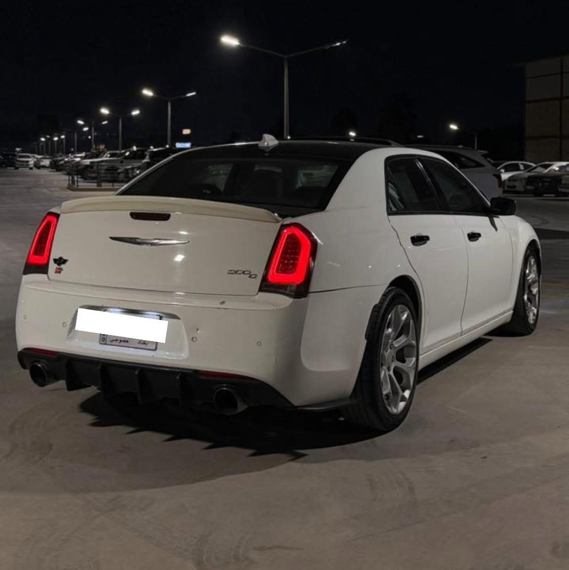 كرايسلر 300c بلاتينوم ليكجري سيريس 
فول للأخير 
قياده ذاتيه
نضام تحديد المسار التفاعلي
نضام كروز كنترول التفاعلي (مثبت سرعه )
نضام مانع الاصتدام 
حساس امامي خلفي 
رادار امامي وجانبي 
عدسات LED
‏LED داخلي متغير 64لون
كشنات ودشبول جلد ابيض واسود 
تدفئة وتبريد الكشنات 
اكواب ثلاجه تسخين وتبريد 
بانوراما 
مكينه 3.6 V6
فلتر شوته K&N (ينغسل)
ويل 20 عنكبوت كروم 
اشاره بل مري الجانبيه 
كامره دواره 
شاشه ابل كار بلي & اندرويد اوتو 
نضام الصوت هارمن كاردن ( نفسه الي مستخدم بسيارت المارسيدس والبي ام 
نضام تعتيم المرأة 
كير S مو L وشفتات ستيرن 
نضام SPORT 
حادثها كما موضح بلصور 
البيبان مبدلات 
وبيهم بارد 
تصليح الامارات 
السياره موديل ٢٠١٧
مرمز ٢٠٢٠
بغداد مشروع وطني تداور باي مكان 
(السياره بدون ايرباك )

***********
