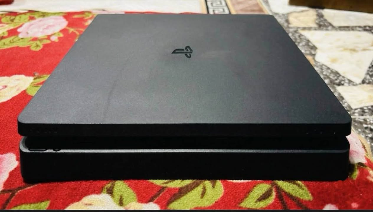 بلي فور سلم مع سبع اقراص
جي تي اي 5 
فيفا 23 
فيفا 25
اساسن كريد فالهالا
ماينكرافت 
Ufc 4
The crew 2
مع ثلاث جوستيكات ثنين اصليات مبدلات الشفتات فقط وواحده تجاريه لكن غير مبدل شيء بها ونظيفه 
مع كيبل اصلي 1.5 متر ومع الكارتون ذاكرته 500 كامل ملحقات 
سعر 460،000 الف وبي مجال


**إذا كنت صاحب هذا الإعلان وتريد حذفه لأي سبب، رجاءا أرسل رسالة إلى الدعم الفني**