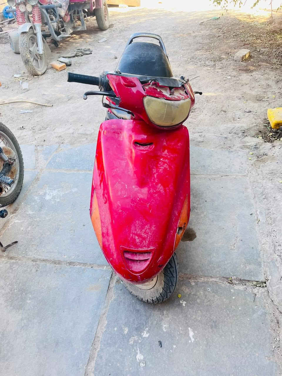 دراجه فراشه للبيع متروكه بس شغاله  ابيعك جوم حديد ب١٢٥ وبيهه مجال مكانهه الاسكان ***********
