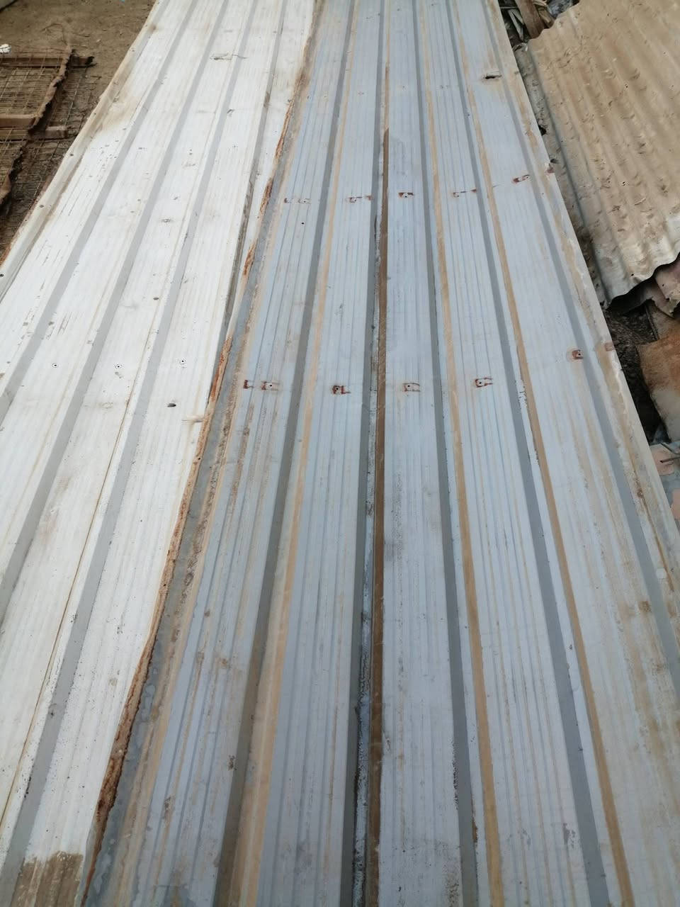 السلام عليكم جينكو النوعية القديمة طول ٢.٥متر ثقيل عدد/١٧ + جينكو النوعية الجديد ثقيل طول ٦متر عدد/٦ + باب ٢ طلاكة عرض ٢متر  + حديد شخاطة ثقيل ٥٠متر للاتصال على الرقم ***********
