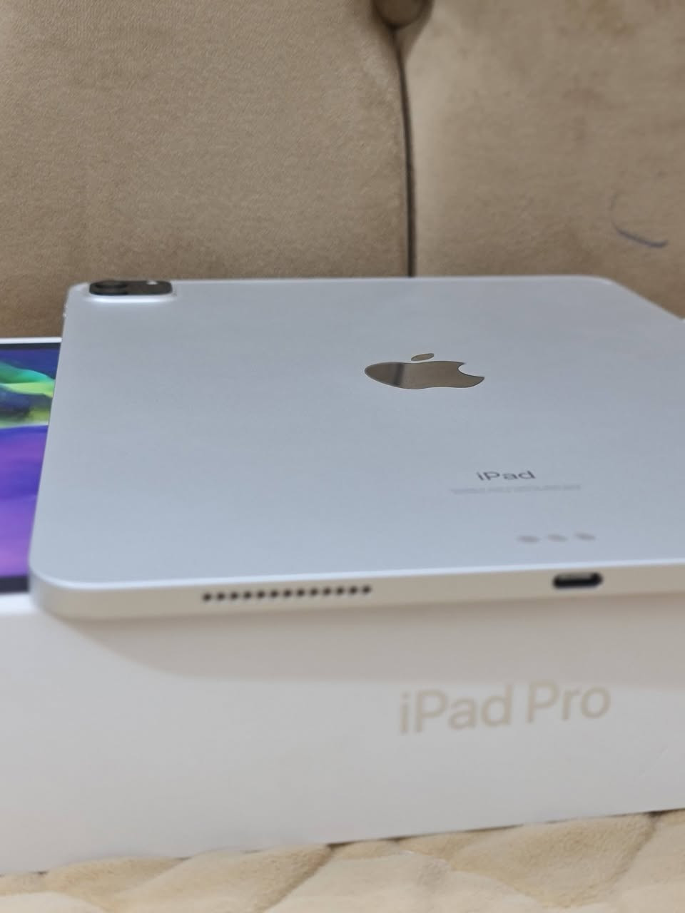 السلام عليكم للبيع 
ايباد ابل 
11 pro (2020) m2  

ذاكرة  
(256) GB 

مشحون 
600 مرة يعني طك كارتون جديد 

Model  a2228 

الجهاز مكفول كفالة عامة 
من الكسر و الخدش و الزلغ و الطبع 
كل شي بحالة جيدة ونظافة 99% 
كافة الضمانات موجودة 
السعر 750 الف 
التواصل واتساب فقط 
***********
