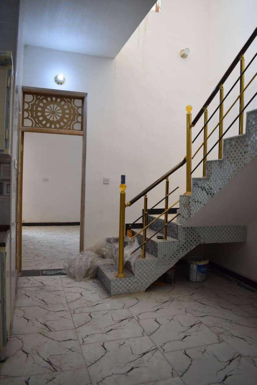 سلام عليكم بيت ١٠٠م طابق ونص غرفتين ومطبخ واستقبال وصحيات الفحامه مقابل مركز الشرطه بيت بناء حديث ***********
