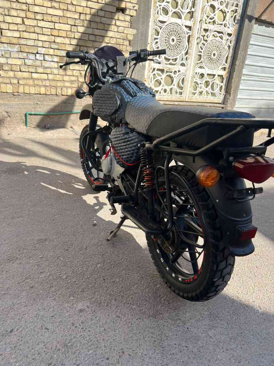 السلام عليكم شباب دراجه بوكسر 2021 شهر 12 مرقمه تحويل ثاني يوم دراجه كله كامله وجديده تايرات جدد كهربائيات مكفول 
مكينه نضيفه بس نقصه قبق باتري موجود هم بس لاستيكه يراد عنوان مدينه الصدر بغداد ‏‪***********‬‏
