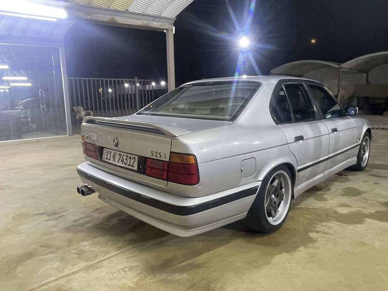 سلام عليكم 525 موديل 93بجم عريض فتحه مري منفصله دعاميات ام دوس ام ويل M5وتخم تاير جديد داخل جلد دبل ايرباك دبل جكمج كرباءيات على وضع لشركه اي ستفسار *********** واتساب مفتوح بيع او مراوس حسب لقناعه للعلم سياره بيها قطع صبغ ابيع حزام فقط
