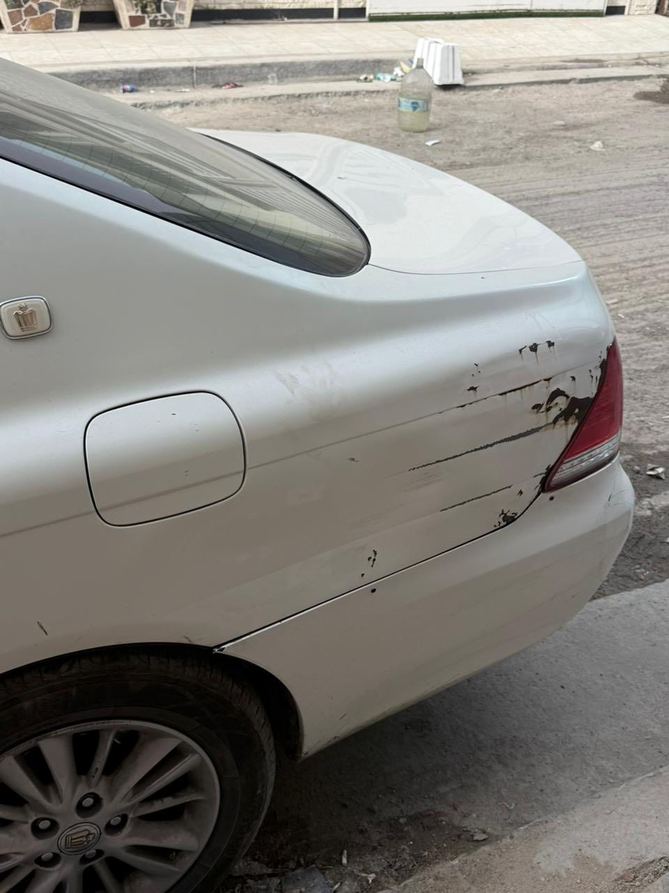 السلام عليكم
شاهينه موديل 2004 رقم بغداد دولي الجديد 
السياره مثل ماموضح بالصور 
كصة قمارة 
بيها خيط تبخير 
الضربه مثل ماموضحها بالصور 
تحويرها فوك وجوه نجف 
السيارة(( 6 ))بصمات 
شاصي ((80)) 
مكينة ((6)) سلندر 
السيارة نصبتها حلوه بس بيها شويه نواقص 
مكان السيارة بغداد تحويل ثاني يوم السيارة اصولية مو (كلك)
***********
