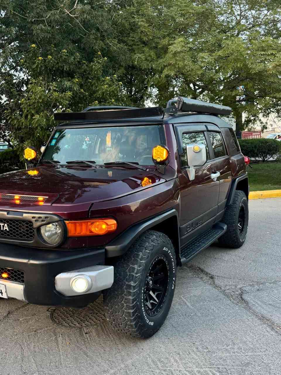 السلام عليكم تيوتا 2007 fg  للبيع فقط بدون مراوس
بسمي السياره رقم بغداد الجديد 
كير مكينه تبريد مكفول 

صدر امامي خلفي جديد 
باتري جديد تخم تاير جديد 
حساس خلفي بلادي 
كامره وشاشه 
السياره فور ويل 4x4
دمام خلفي بلادي 
السياره مجفيه ومصبوغه عام 
شاصي مكفول 
السعر 128  وبيهه مجال قليل 
مكان السياره بغداد الكرخ 
ماشيه 160 
رقم الهاتف 
*********** بغداد, العراق
