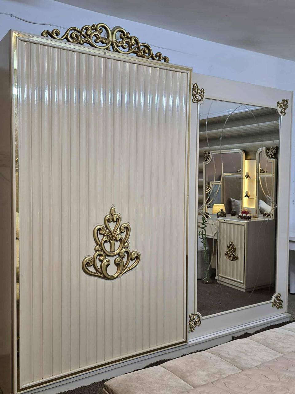 غرفة نوم تركية مستعملة (ملكية)
9 قطع وثقيلة 
استيراد شركة مزاج سنتر 
سعر الشراء من الشركة 24 ورقة 
اريدها بـ مليون و400
عنواني بغداد
 التواصل فقط على الرقم الخاص مغلق                                    ***********
