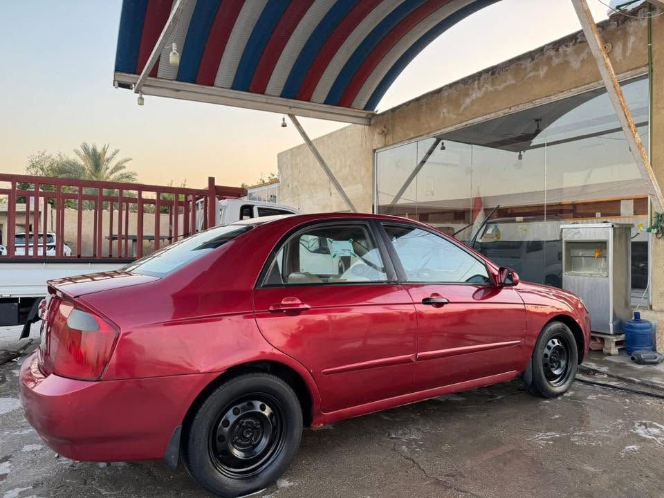 السيارة كير ومحرك مكفولات  تخم تاير جديد دواخل دوشمة جديدة كهربائيات كله شغالة تبريد شرط ثلج الرقم انكليزي الجديد مداور ثاني يوم السيارة مصبوغة عام المكان كربلاء طويريج 
اتصل وتدلل ‭***********
