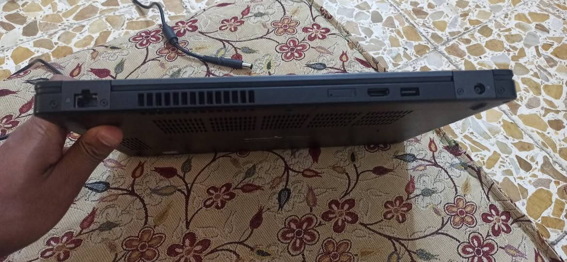 لابتوب مستعمل نوع Dell 
 كلشي موضح بالصورة يمكم اسمه والرامات والذكراة كرت شاشة  2 گيگا نوع نيفيديا اللابتوب مابي شي للأمانة وسلس ومابي اي تقطيع وشحنه يكفي 3 ساعات او 4 معاه شاحنته الاصلية والماوس وجنطة رايده 250  كلشي موضح كدامكم يحتاجله بس اشياء بسيطة . 

مكاني موصل رقمي هنا 
***********

