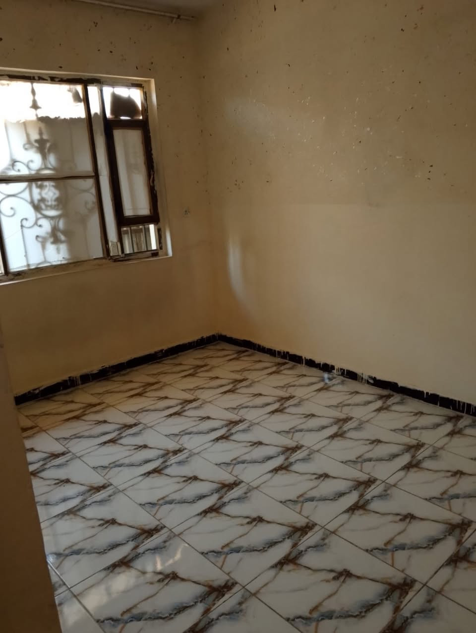 شقه طابق ثاني للايجار حديثه جداً 75 م تحتوي على استقبال ومطبخ وخدمات وغرفه نوم في القاهره الضباط للأستفسار ***********
