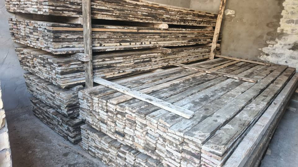 قالب خشب روسي تارس نظيف للبيع
العدد 14مكعب يدك مساحة 300م 
في بابل حلة للاستفسار الاتصال ***********
