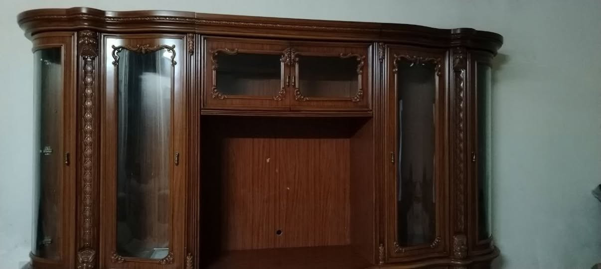 بوفيه تركي كبير الحجم عدد مجرات 2 و دواليب زجاج 6 و بدون زجاج 4 و مساحة للتلفزيون 

نظافة 90%

السعر 350 الف و بي مجال للشراي 

مكان حي الجهاد بغداد

الرقم ***********
