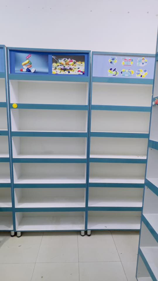 فاترينات رفوف ام الاعلان للبيع عدد ١٤ + ٢ ميز  نظيفات حيل خشب تفصال  القطعة ١٠٠ الف واذا كلهم بيها مجال + براد
للاستفسار /***********
