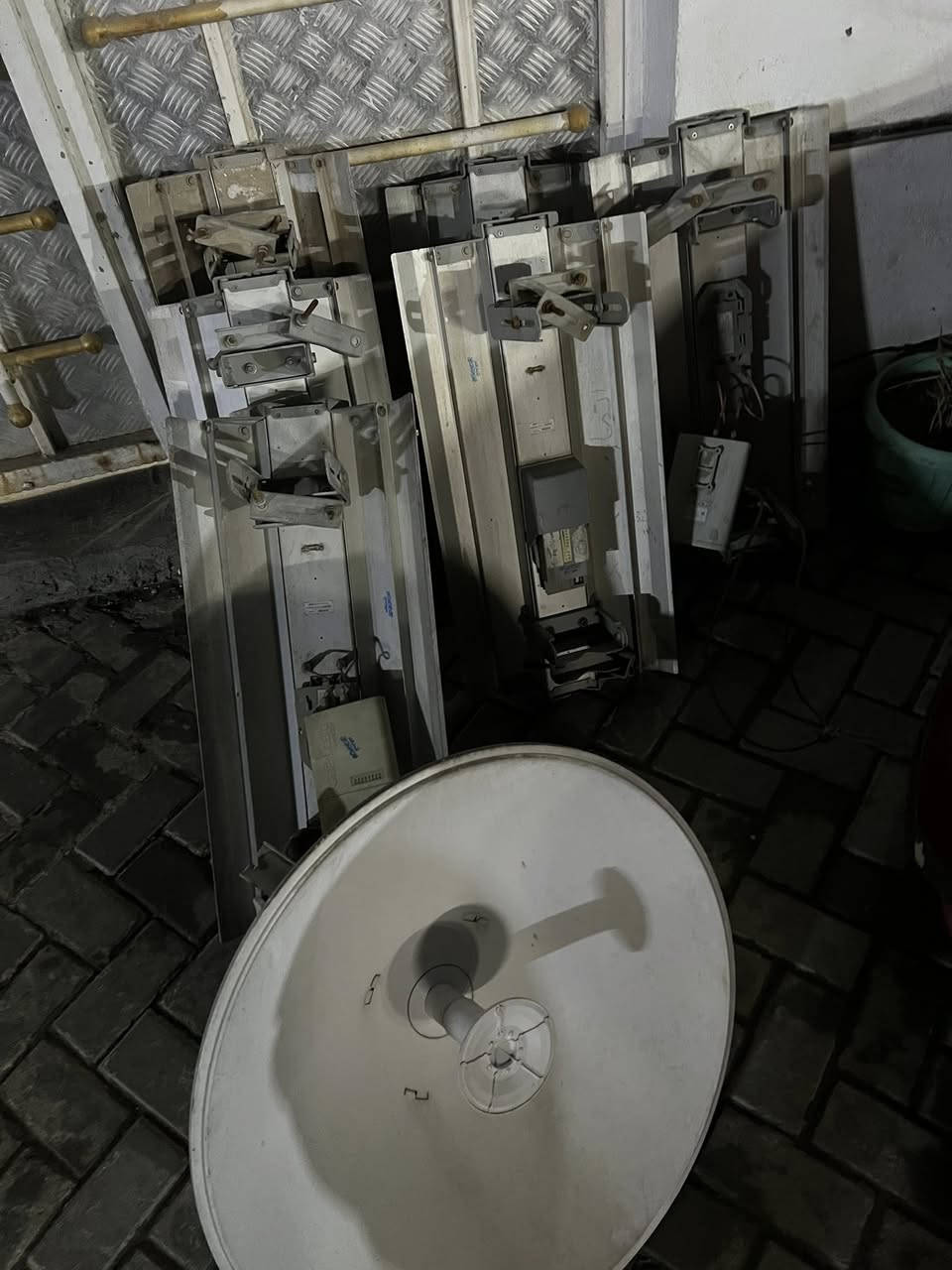 سكاتر تيتانيوم عدد 6 هنه واسمياتهن مع 4 قطع 912 مع روكتات 2 تيتانيوم كلهن M2 + دش يوبي انت للبيع اجهزه نضيفه كلش ***********
