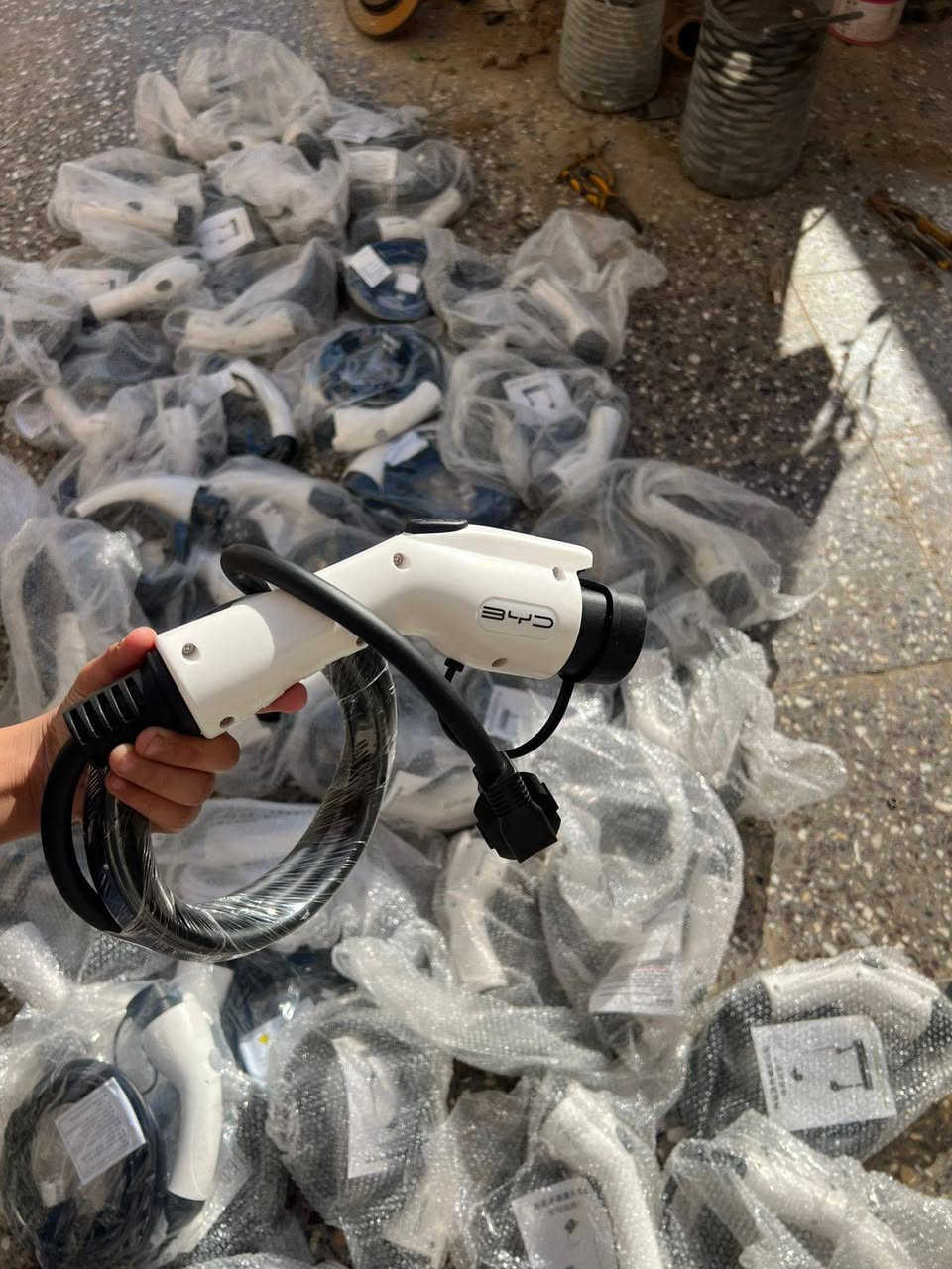 السلام عليكم ورحمة الله
رمضان كريم تقبل الله طاعتكم 
 توفرت شواحن منزلية أصلية لسيارات BYD الكهربائية 
إذا عندك سيارة بي واي دي وتبحث عن شاحن منزلي عملي وآمن — وفرنا لك أفضل الخيارات 👇
🔹 النوع الأول:
شاحن منزلي بقدرة 8 أمبير
مناسب لجميع سيارات BYD
شحن آمن وثابت
 مثالي للاستخدام اليومي داخل المنزل
🔹 النوع الثاني:
 شاحن منزلي بقدرة 16 أمبير
مخصص لسيارة BYD Seal
 يعمل أيضاً بشكل عام مع سيارات BYD
 سرعة شحن أعلى وكفاءة أفضل
الشواحن عملية وسهلة الاستخدام، 
الكمية محدودة — متوفر توصيل داخل المحافظات.
العنوان بغداد الحبيبية قرب ساحة الحمزة 
للاتصال ***********
متوفر بيع بالجملة لاصحاب الورش والمحلات
