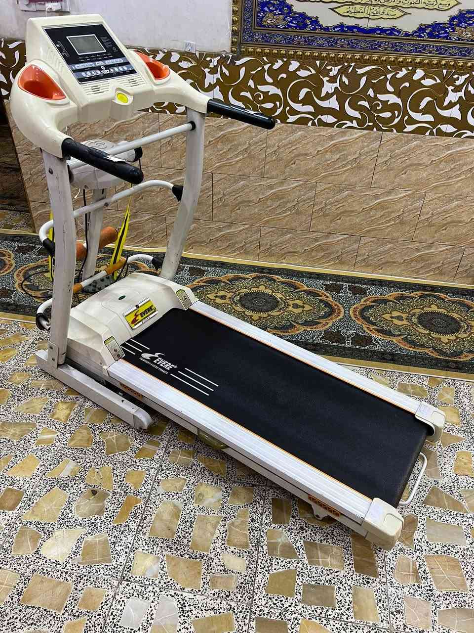 جهاز جري فرنسي ماركةبي رجاج تكسير شحوم وبي شناو بطن وبي شاشه تعد وقت سعرات حراريه قياس نبضات القلب مسافه مقطوعه يحمل14.0 سرعه عاليه 16.0 جهاز يطبك ومياخذ مساحه ويا هديه دمبلصات2 سعره 280 الف بغداد يوجد توصيل محافظات ***********
