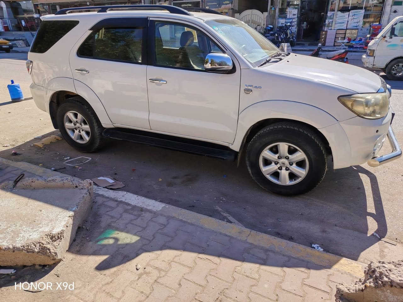 سلام عليكم 
تيوتا  فور جنر 2010خليجي مكينه 4000
فور ويل 7 راكب 3 قطع تبريد تحكمات استرن كروز سرعه حساس امامي كامره 
خلفيه شاشة ماشيه 102 الف كيلومتر
السياره جديده مال جناي البدي مكفول
من الصبغ  ما عدا البلاستك  شويه  بي صبغ نظيفة جداا تخم تاير
كير ومكينه وصدر امامي وخلفي كله جديد مع الدبلات  سياره خير من الله 
السعر 17500$ العنوان بغدادالدوره
الإتصال ***********
***********.
