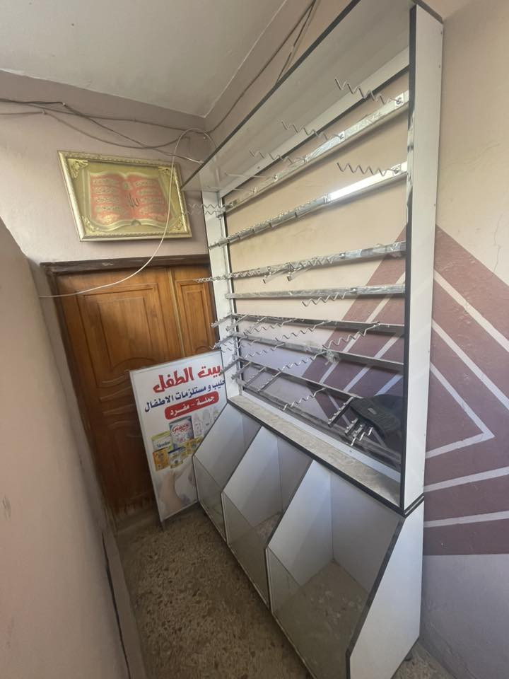 السلام عليكم عندي هذا عارضة ترهم ملابس ترهم لاي شي ثاني وبيهه 3 خانات كبار بعده جديد مكاني الكريعات ***********
