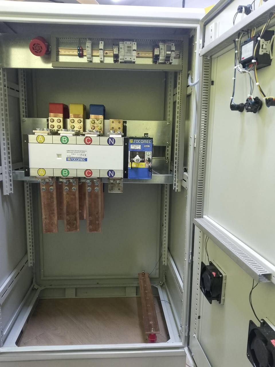 هندسة متقدمة | اعتمادية قصوى | تحكم ذكي بالطاقة

نفخر بتصنيع لوحات كهربائية عالية الاعتمادية ، مصممة وفق أعلى المعايير الهندسية لتلبية متطلبات التطبيقات الحرجة حيث يجتمع في أعمالنا التصميم الهندسي المدروس مع التنفيذ الدقيق لضمان أداء مستقر ، تشغيل آمن ، و استمرارية الطاقة في أصعب بيئات العمل.

⚡ ابرز المواصفات الهندسية للوحة :
❶ لوحة قياس و توزيع رئيسية بأبعاد 180×100×80 سم ضمن هيكل ميكانو صناعي متين (Mechanical Enclosure) ، يوفر صلابة تشغيلية مثالية و سهولة صيانة مع عزل فعال و تهوية محسوبة.
❷ قاطع تحويل رئيسي رباعي الأقطاب بسعة 2500 أمبير (جنج اوفر -Changeover Switch) يوفر انتقالاً آمناً وموثوقاً بين الشبكة الوطنية (Utility Source) والمولد الاحتياطي (Generator Source) مع الحفاظ على استقرار الأحمال ومنع أي انقطاع غير محسوب.
❸ منظومة تحويل وطني / مولد (Utility/Generator Transfer System) مُصممة لضمان الاستمرارية الكهربائية و حماية الأحمال الحساسة في حالات انقطاع أو عدم استقرار مصدر التغذية.
❹ نظام قضبان توزيع مزدوجة بسعة 1600 أمبير (Double Busbar System - بازبار مزدوج) يضمن توزيعاً متوازناً للتيار و يقلل الفقد الحراري و يرفع قدرة المنظومة على تحمل تيار الحمل الزائد بما يعزز كفاءة و آمان النظام.
❺ دائرة تحكم ذكية وفق برمجة متقدمة تتيح إعادة السلكتر (Selector Switch) إلى الوضع الصفري (Zero Position) عند الضغط على زر الايقاف الطارئ (Emergency Stop) كإجراء أمان فوري يضمن أعلى مستويات السلامة التشغيلية.
❻ وحدة قياس مدمجة (Integrated Multimeter) لقياس الجهد الكهربائي (Voltage) و التيار المستهلك (Current Consumption) بشكل مباشر ودقيق يتيح مراقبة الأداء واتخاذ قرارات تشغيلية مبنية على بيانات فعلية.

⚡ أهمية هذا النوع من اللوحات :
* حماية متقدمة للأحمال من التيار الزائد (Overload Current) والهبوط المفاجئ للجهد (Voltage Drop)
* استمرارية تشغيل قصوى للأحمال الحرجة
* تحكم ذكي و آمن بمصادر التغذية
* عمر تشغيلي أطول للمعدات المرتبطة
* كفاءة توزيع طاقة أعلى ضمن لوحات التوزيع الرئيسية (Main Distribution Board – MDB)

⚡ مجالات الاستخدام :
* المنشآت الصناعية الثقيلة
* المستشفيات و المراكز الصحية
* المجمعات التجارية و المولات 
* المجمعات السكنية و الفنادق
* مراكز البيانات (Data Centers)
* محطات الضخ

في #عصر_الأتمتة ، نعمل برسالة هندسية ، لا بغاية ربحية..

⚡ نفتخر بتقديم حلولاً مبتكرة في تصميم و تصنيع اللوحات الكهربائية للمشاريع السكنية و الصناعية ، مع ضمان جودة يؤكد التزامنا الصارم بالمواصفات الأوروبية في كل تفصيلة ، حيث أن جميع لوحاتنا مطابقة لمعايير IEC 61439 و IEC 60947 و معتمدة بعلامة CE الأوروبية ، لضمان أعلى مستويات السلامة و الاعتمادية ، كما نُؤكد علىٰ عدم تعاملنا بالمواد الغير اصلية (المقلدة) حتى لو كان ذلك بطلب من العميل نفسه !
⚡ خدماتنا تشمل :
• دعم فني حقيقي مقدم من فريق مُهندسين عالي المهارة.
• توصيل مباشر الى الموقع مع تركيب احترافي.
• صيانة موقعية موثوقة.
• توفير قطع غيار اصلية.

قسم التصميم (اتصال + واتساب) : ‭0787 980 1800‬
الدعم الفني :
eng.hussein_qasim_kadhim@yahoo.com
الادارة : automation.era@yahoo.com
العنوان : بغداد / الشورجة / عكد النصارى / قرب مطعم العمار

#اعتمادية_عالية 
#تحكم_ذكي_بالطاقة 
#استمرارية_تشغيل_آمن 
#AdvancedElectricalPanels 
#SmartPowerControl 
#ReliableEnergySolutions 
#ContinuousPowerSafety 
#HighPerformanceDistribution
