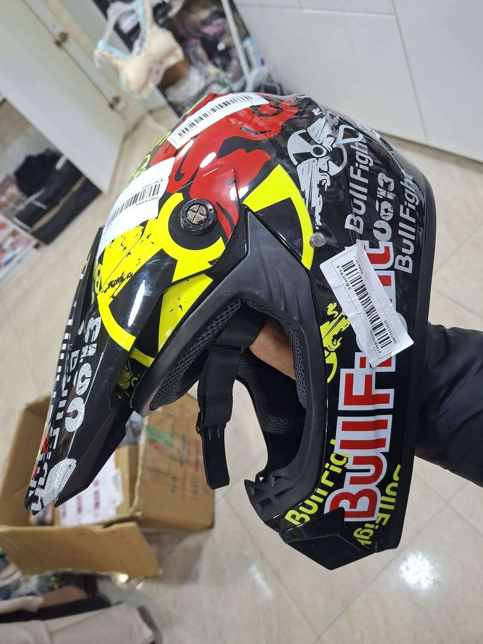 متوفر خوذة بهذة شكل جديد 
@highlight


**إذا كنت صاحب هذا الإعلان وتريد حذفه لأي سبب، رجاءا أرسل رسالة إلى الدعم الفني**