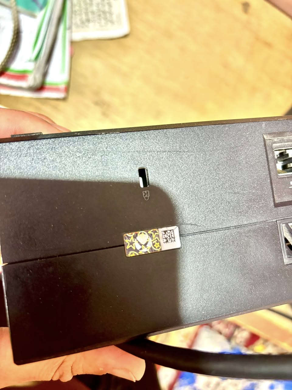 جهاز Xbox One Fat للبيع
الجهاز لوك وعلامة الشركة موجودة عليه، ولم يتم فتحه أو تصليحه أو إدخاله للصيانة سابقاً.

المحتويات:

 • يد تحكم أصلية عدد (2)

 • شاحن عدد (2)

 • الأيدي نظيفة جداً وتعمل بشكل ممتاز

الألعاب الموجودة على الجهاز:

 • FIFA 25

 • Battlefield 1

 • GTA

 • Hollow Knight

كذلك قرص CD لعبة ماد ماكس MAD MAX

فقط تشترك في Game Pass وتشغل الألعاب وتلعب.

السعر: 190 ألف 

الموقع: البصرة / قضاء المدينة/يوجد توصيل

للتواصل واتساب:

0775202101


**إذا كنت صاحب هذا الإعلان وتريد حذفه لأي سبب، رجاءا أرسل رسالة إلى الدعم الفني**