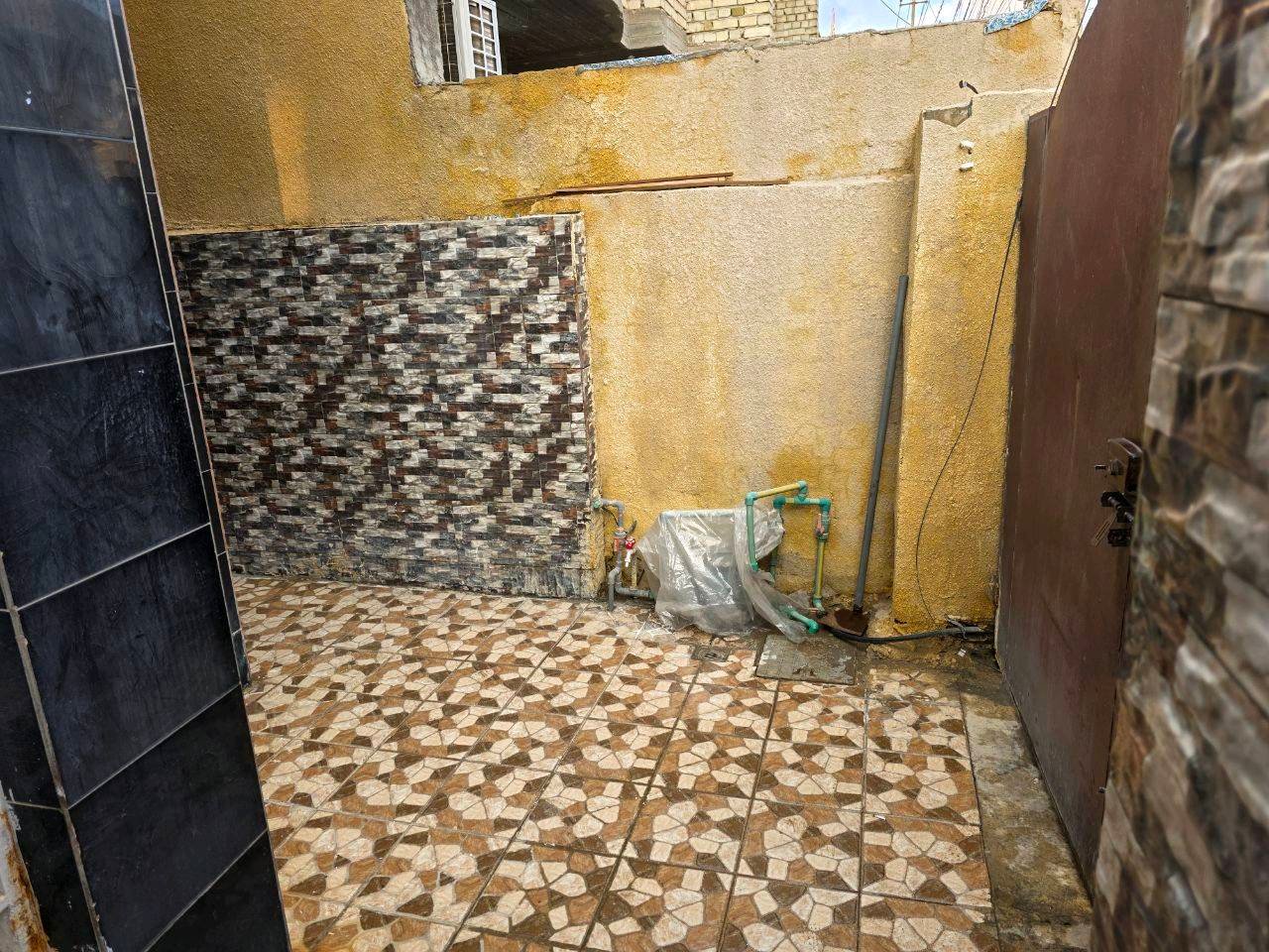 منزل للبيع في الشرطة الخامسة زراعي طابو ٢٥ بصف بيوت الطابو - بناء حديث  منزل بمواصفات ممتازة، نظيف جداً وجاهز للسكن الفوري.
​التفاصيل:
​المساحة: 100 متر مربع.
​الواجهة والنزال: واجهة 5 أمتار ونزال 20 متر.
​التصميم: يحتوي على استقبال، ممر، مدخلين، مطبخ، وصالة.
​الغرف: غرفة نوم واحدة مساحتها 5x5 أمتار (بعرض البيت).
​المرافق: حمام داخلي وآخر خارجي، بالإضافة إلى منور.
​التشطيبات:
​المطبخ والدرج وصولاً للسقف سيراميك بالكامل.
​البيت بصبغ جديد وبناء عام 2021.
​نظافة فائقة، لا يوجد رطوبة أو كاشي متقشر، ولا أي نقص.
​السطح معزول بالايزوكام.
​الخدمات: كهرباء 3 فيز مع ميزانية خارجية مرتبة وسلكترات بيها وميزانية أخرى في المنور ايضا ثري فيز، وكافة الخدمات كاملة (مجاري وغيرها).
​الموقع: الشرطة الخامسة، قرب حسينيه السيدة رقيه.
​السعر: ٩٠ مليون دينار عراقي (قابل للتفاوض).
للاستفسار الاتصال على الرقم 
***********