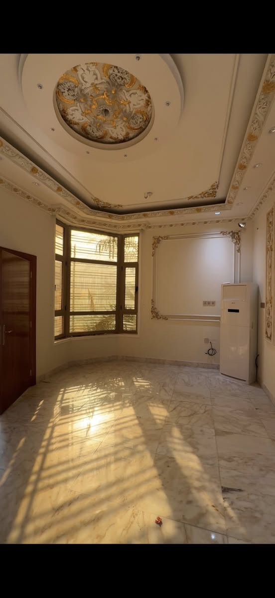 السلام عليكم بيت للبيع 250 م البناء 200 م بناء حديث فارغ من السكن تشطيب درجة اولى  الموقع حي العسكري ملك صرف طابو باسمي تحويل مباشر يتكون من غرفتين ومجمع صحيات وصاله ومطبخ واستقبال وحديقه وكراج طابق واحد السعر 365
***********
