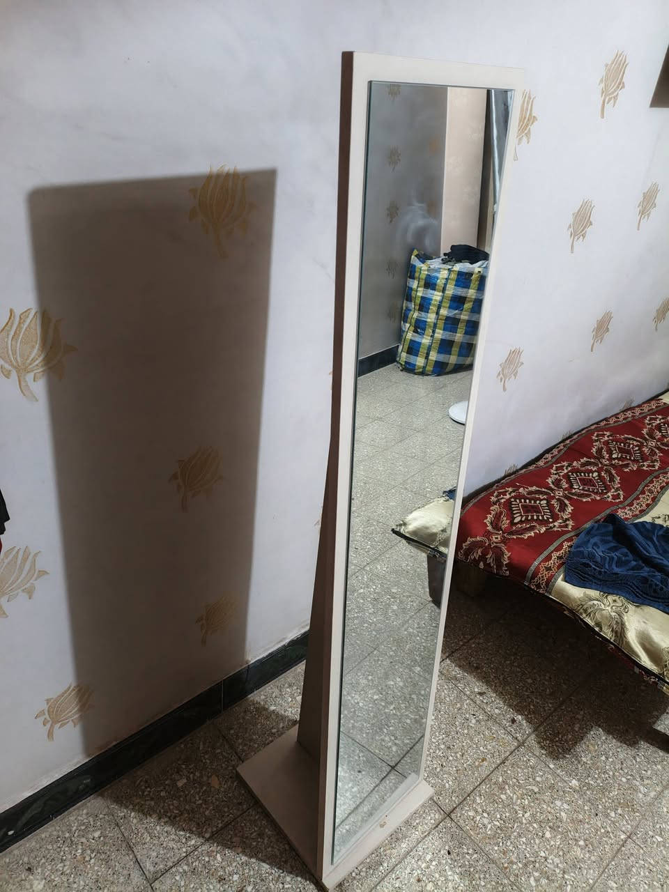 السلام عليكم غرفه تركيه 8 قطع  الكنتور 8 بيبان خشبهه كلش قوي ورزن وما مطخوخه النظافه 90% صارلهه سنه وحده عندي تجي وتشوفهه بعينك سعرههه مليون و 300 وبيهه مجال للشراي رقمي *********** بيه واتساب ناحيه الوحده منطقه لابطال
