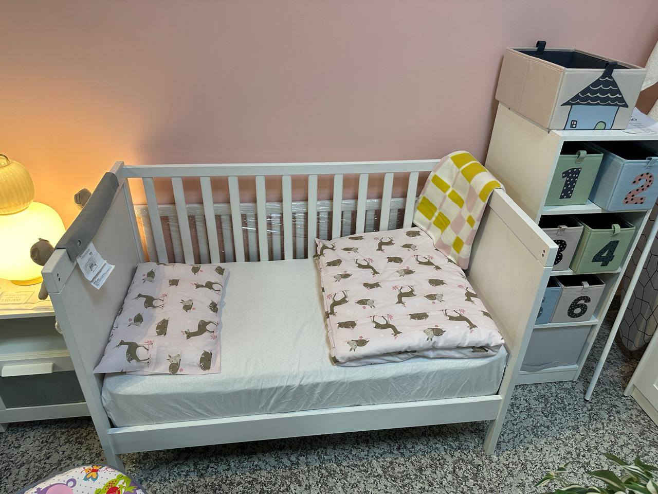 للبيع: سرير أطفال من ايكيا (IKEA) ⚪
المواصفات:
​الماركة: ايكيا الأصلي.
​اللون: أبيض.
​الحالة: نظيف جداً وبحالة ممتازة (كما هو موضح بالصور).
​التصميم: يتميز بمتانة خشب ايكيا وشكله الأنيق الذي يناسب غرف الأطفال.


**إذا كنت صاحب هذا الإعلان وتريد حذفه لأي سبب، رجاءا أرسل رسالة إلى الدعم الفني**