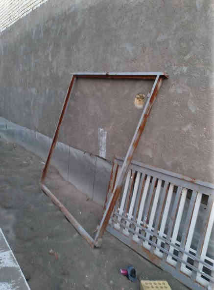 باب و اطار منزل حديد جديد ، ما شادينه و جديد 
عرض مترين (225 سانتي)
سعر 150 الف 
اتواصل ويا رقم *********** و توصيل موجود النجف
