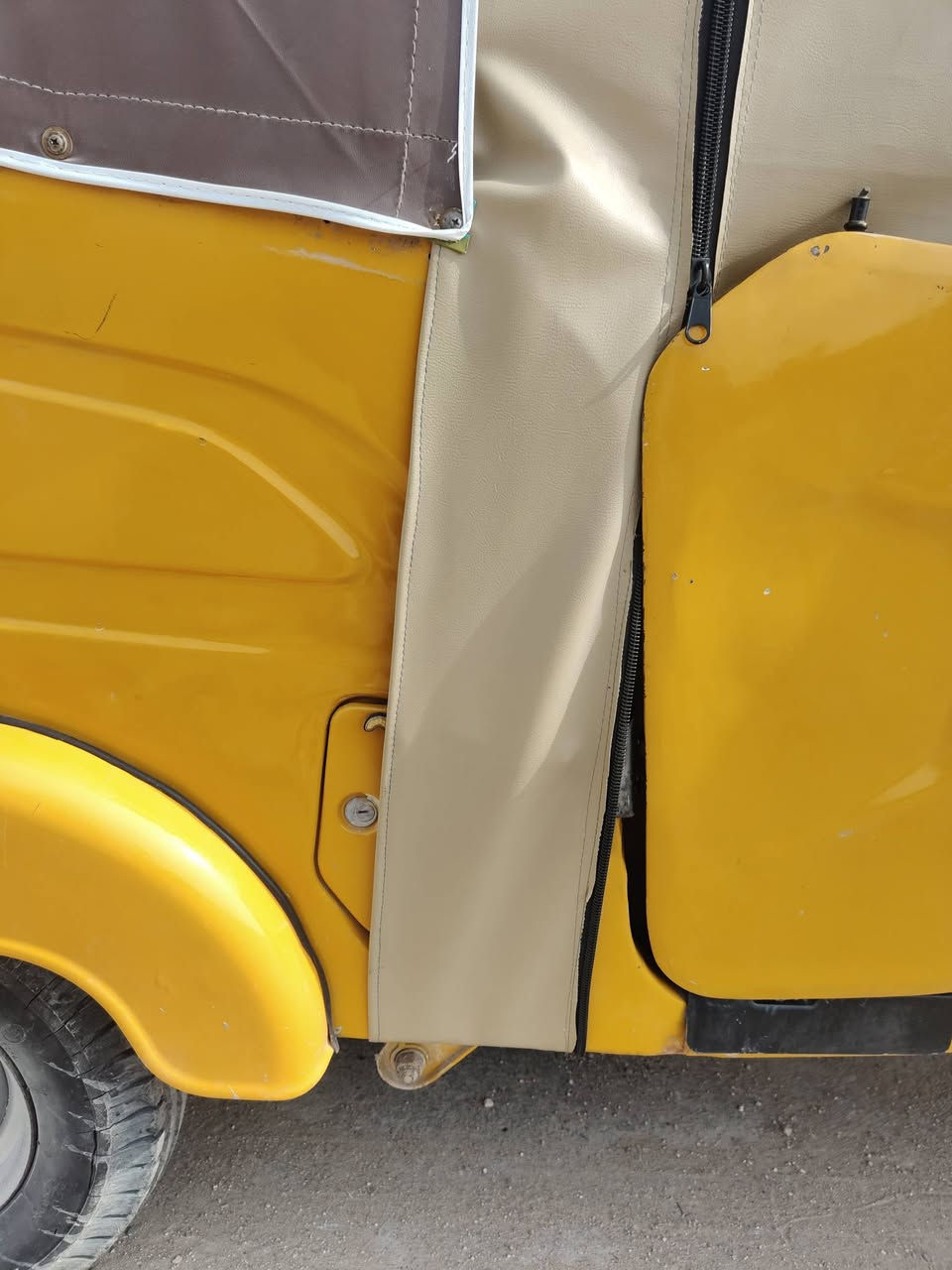 السلام عليكم تكتك للبيع موديل 22 شهر الرابع كفاله عامه ضربه بسيطه يم الباب سعر 7300  ***********
