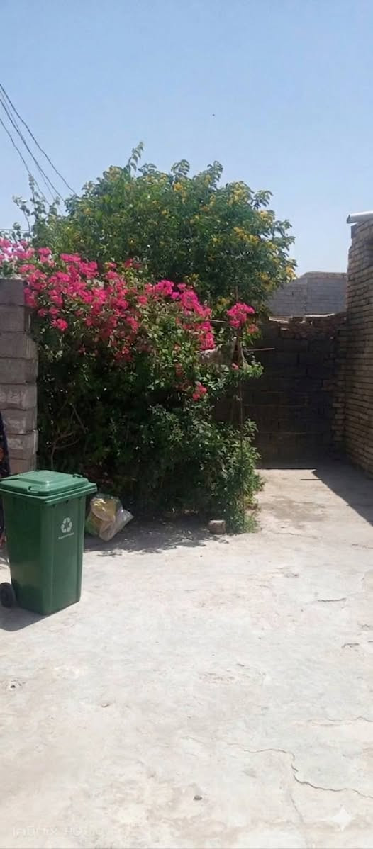 🏠 دار ركن مميز للبيع
​الموقع:
قرب حسينية أمير علي (عليه السلام) - يقع الدار على طريق المشاية.

​💬 عن الجيران: "الجار قبل الدار" كما قال نبينا محمد (صلى الله عليه وآله وسلم).. والمنطقة تتميز بجيران طيبين و"ونعم الجيران".

​📐 المساحة والأبعاد
​المساحة الكلية: 250 متر مربع.
​نوع العقار: ركن.
​الواجهة (العرض): 12 متر.
​النزال: 20 متر.

​🚪 تفاصيل وتصميم الدار
​يحتوي البيت على التقسيمات التالية:
​ديوانية (مستقلة لاستقبال الضيوف).
​صالة داخلية واسعة.
​غرفتين نوم.
​مطبخ.
​منور (ترك) لتوفر إضاءة وتهوية ممتازة.
​مجموعتين صحيات (داخلية + خارجية).
​💡 (الهاتف ‏‪***********‬‏/السند موجود)،
