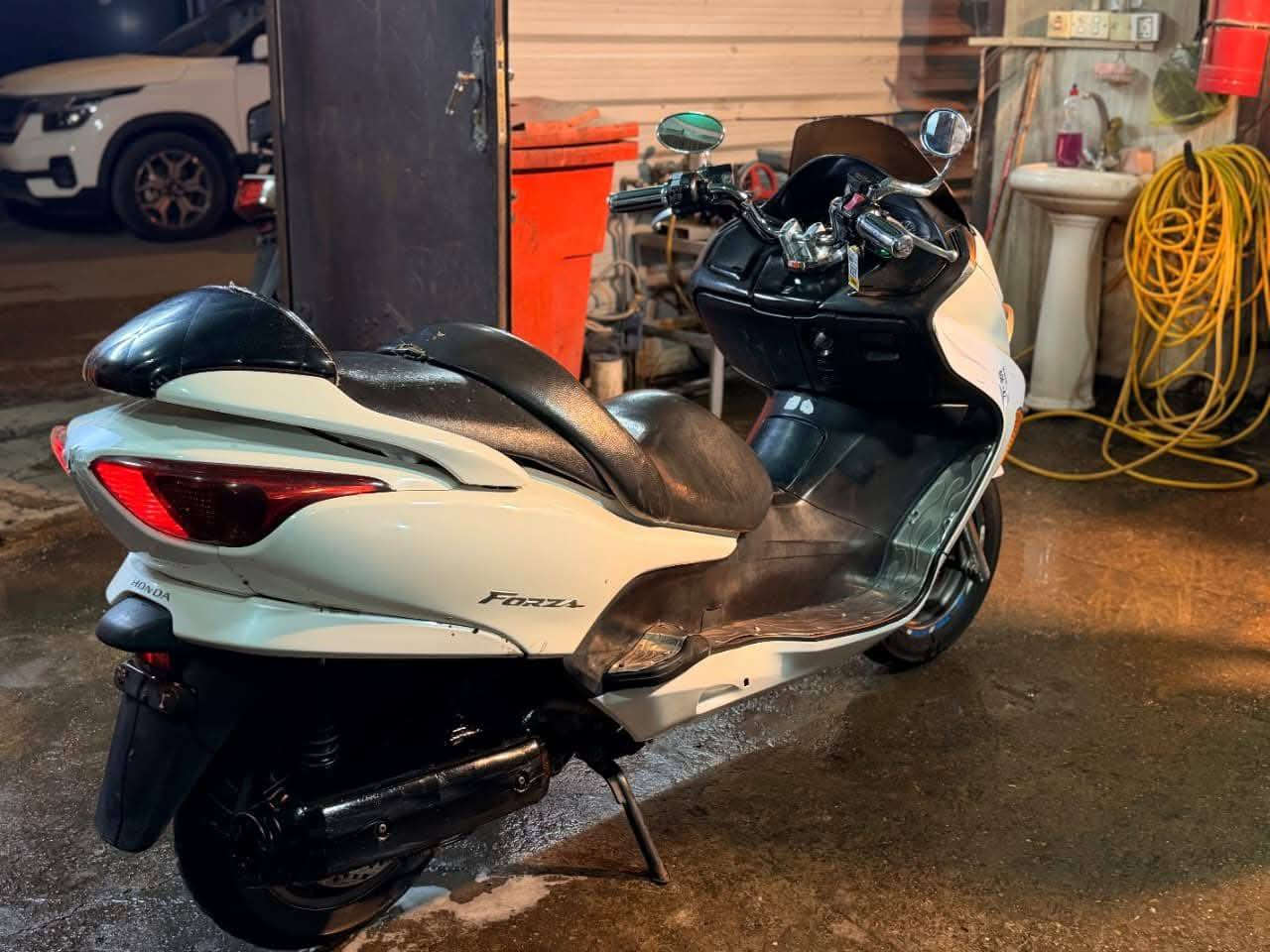 السلام عليكم دراجه فورزا للبيع 08 كير شغال دراجه نقره باي وقت سويس طوارئ شغال مكاني بغداد السعر مليون ***********
