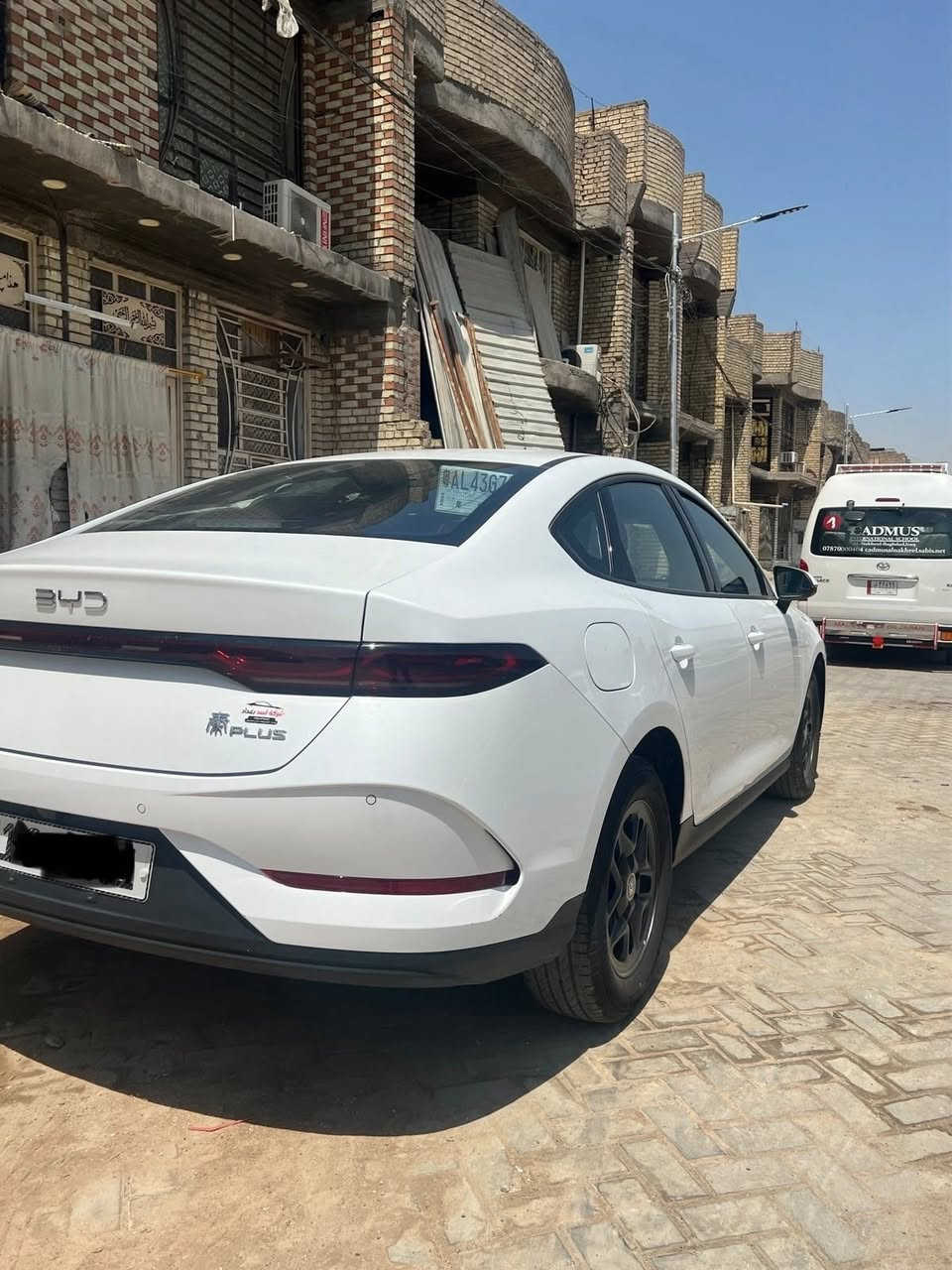من رخصه مدير الكروب سياره بي واي دي موديل ٢٥ ماشيه ٣ الاف الكلي وسياره جديده جداً ومكفوله عدا رصعه بسيطه اسفل باب السايق مثل ما موضح بالصوره عداها سياره كفاله ومرقمه بغداد كامله وبأسمي 
***********
