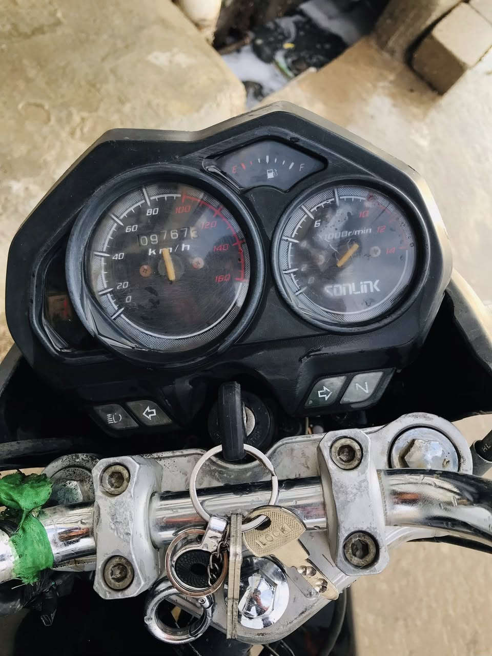 السلام عليكم بسبب الوعود الكذبا النشر لل مرا الثانية اخوان هذا المطور للبيع كامل كلو شغال نكرا سلف  سعرو (400)وبي مجال بس نقصو صفايح المحرك ما مفتوح موديل 2020 مكاني برطلة قرب المعرض رقم. تلفون 
075130 81263
بي وتساب
