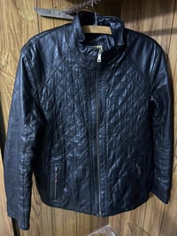 جاكيت جلد طبيعي رجالي القياس: XL   السعر: 20 الف مع التوصيل  تتوفر خدم...