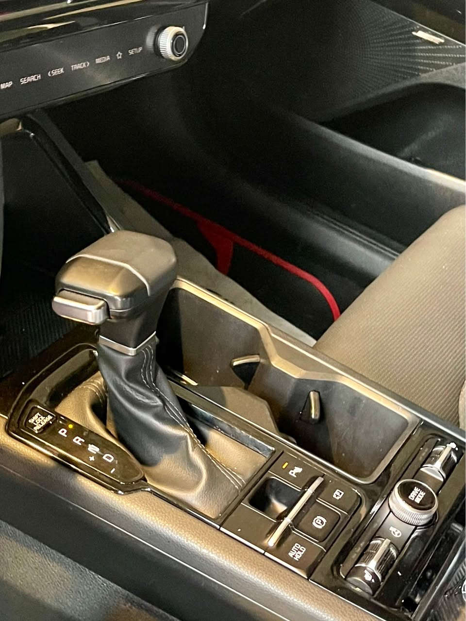 KIA K5 2025 GTline

اعلى فئة من ناحية المواصفات  1/1

سستم سماعات ماركة Boss

مقاعد كهرباء 

تدفئة بالمقاعد 

بانورما 

مقاعد جلد 

شاشة متصلة كامله 

كيج الاكتروني

شفتات ستيرن 

وباقي المواصفات المعروفة

مكان السياره اربيل ومرقمة جديد 

ضرر السياره جاملغ وربع بوند بدون دواخل 

سعر السياره : 220 ورقة وبيها مجال 

***********

*********** أربيل, العراق
