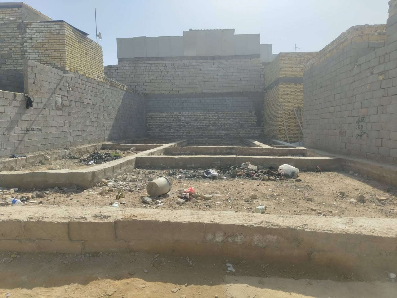 السلام عليكم عرصه للبيع 200م بيها اساس صب بتلو خلف مدرسة در النجف الاهليه متوفر كافة الخدمات السعر خاص او الاتصال ***********
