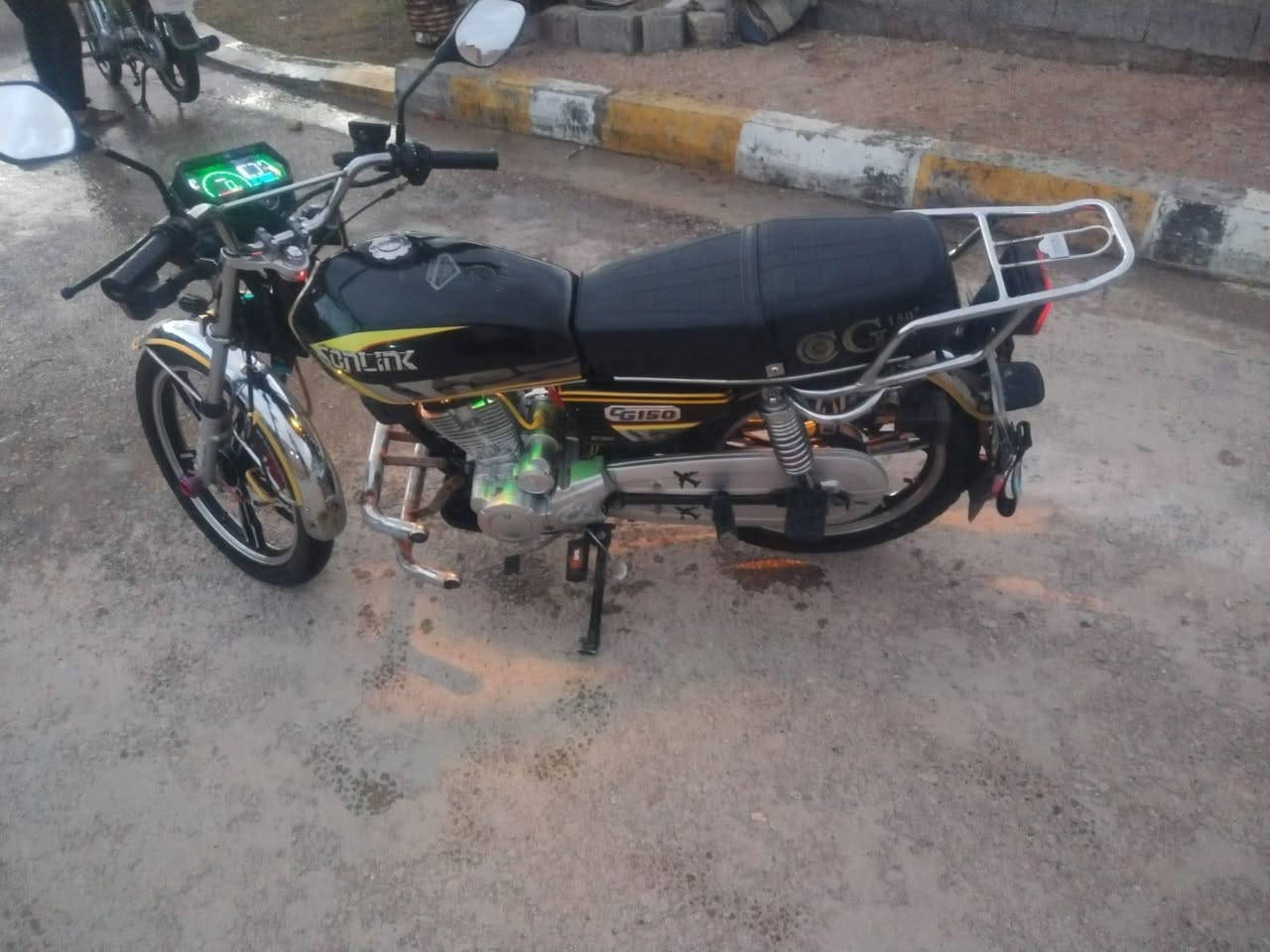 *********** السلام عليكم معروضه دراجه للبيع 2023 شكل 2024 واراوس حسب القناعه الاستفسار خاص مفتوح
