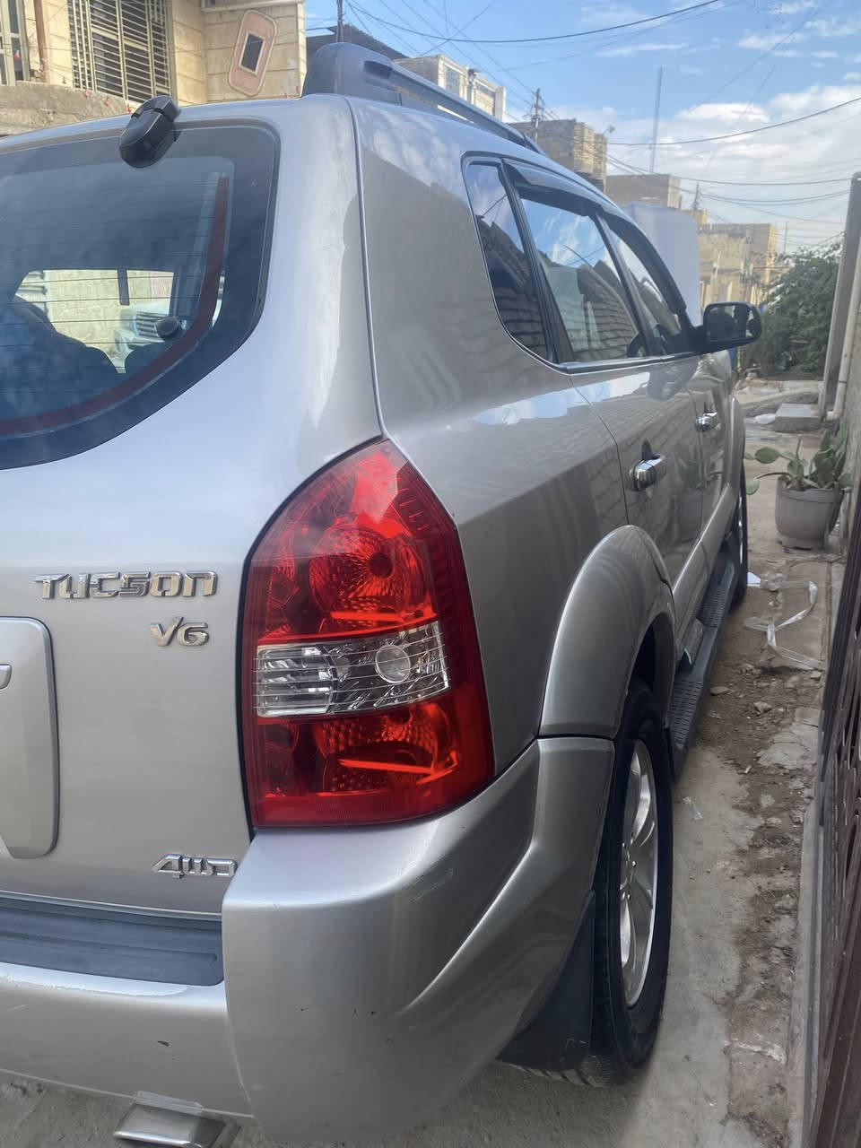 سلام عليكم توسان موديل الفين وتسعه  مكينه سته سلندر  كفاله ماعده نص الدعاميه الخلفيه نصها صبغ كفاله عامه مكينه وكير وكشر لا ضربه ولا تبديل بلاديه فتحه بلسقه  السياره بلاديه كلشي مامفتوح بيها موديل 2009 (***********) مكان بغداد رجأه المو شراي لا ينطي موعد واني بلخدمه
